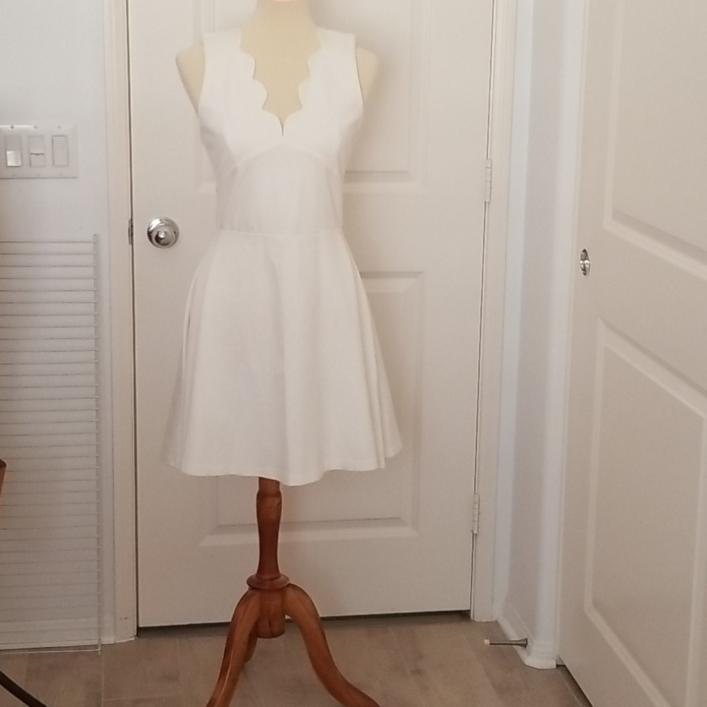 Love...ady short cream dress with a zipper